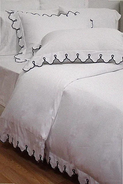 Chic White & Navy Scalloped King Duvet Cover Set for Elegant Bedrooms